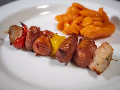 Spiedino di carne mista con carote al salto