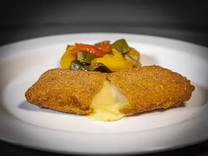 Castellana di prosciutto e formaggio con ratatuia di verdure