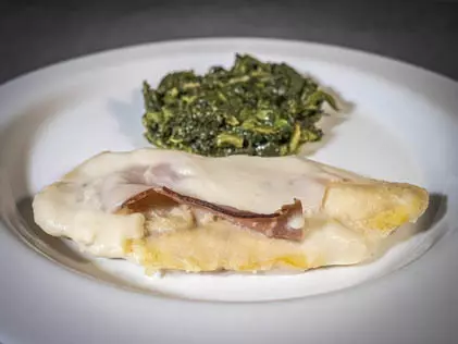 Scaloppa di pollo speck e gorgonzola con spinaci